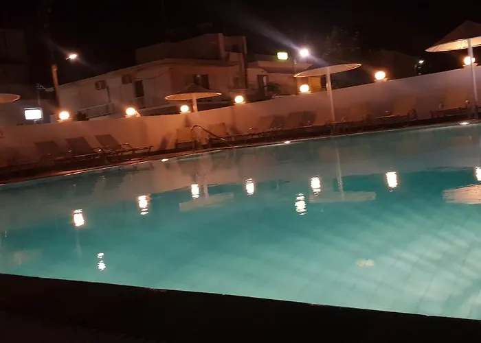 Dinos Pool アパート